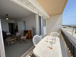 Outdoor dining - Beachfront 2-Bed Apt with Ocean View, Close to Amenities, Sleeps 6 (Saint-Jean-de-Monts)