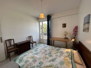2 bedrooms - Beachfront 2-Bed Apt with Ocean View, Close to Amenities, Sleeps 6 (Saint-Jean-de-Monts)