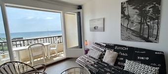 Beachfront 2-Bed Apt with Ocean View, Close to Amenities, Sleeps 6