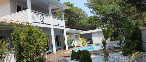 Een buitenzwembad en een verwarmd zwembad