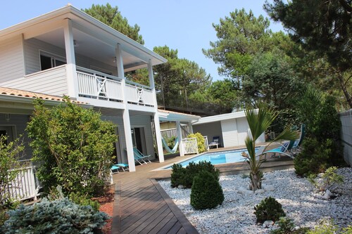 VILLA PRIVEE 4* CARCANS PLAGE
4 A 12 PERSONNES - PISCINE 27°
BORNE VOITURE
WIFI