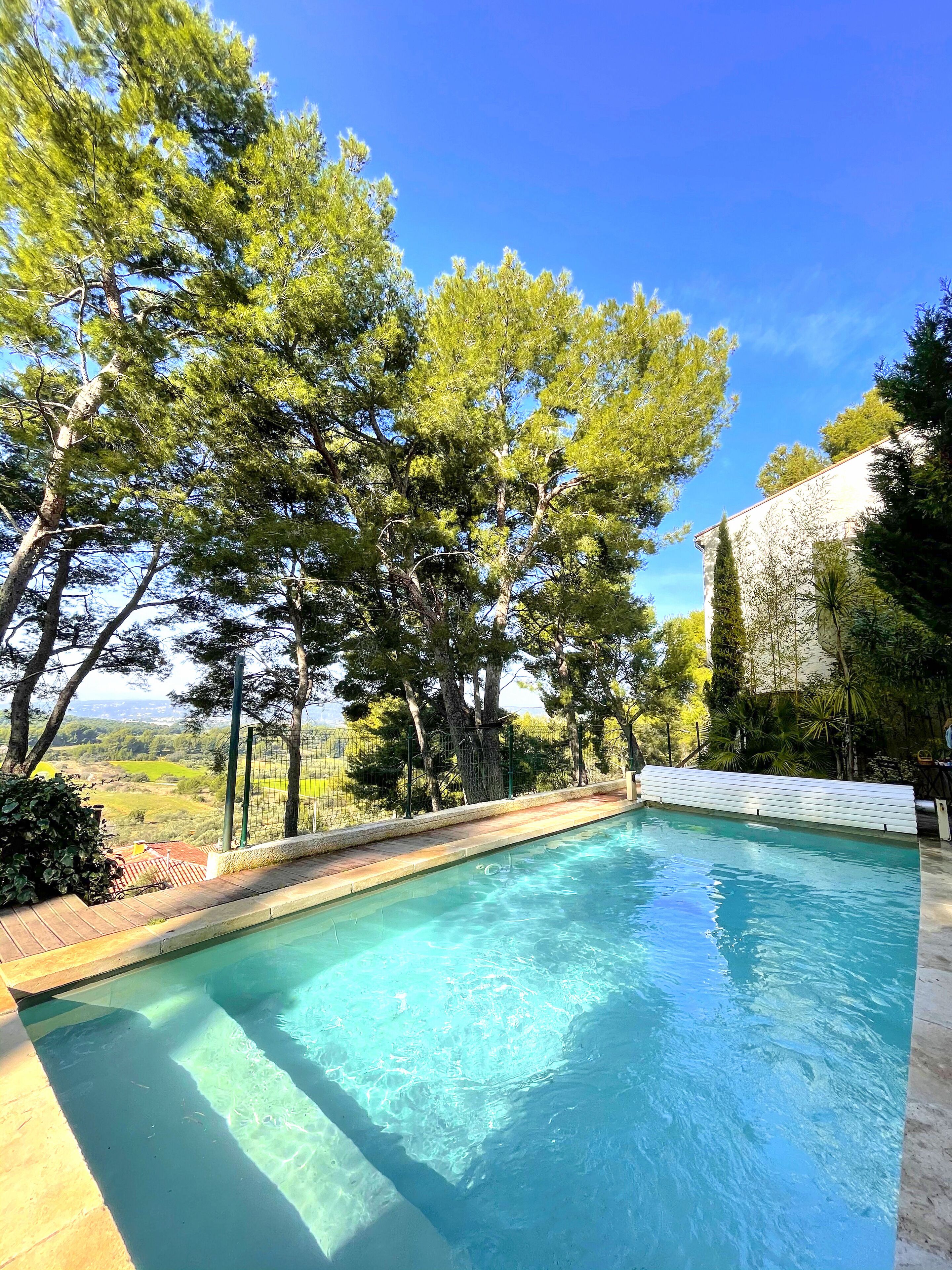 Una piscina al aire libre, una piscina climatizada