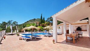 A pool area with lounge chairs, a barbecue area, and a view of a hillside. - Villa José 1, 12 Pers, Sea View ! Heated pool,  Wifi,A/C, petfriendly (Comares)