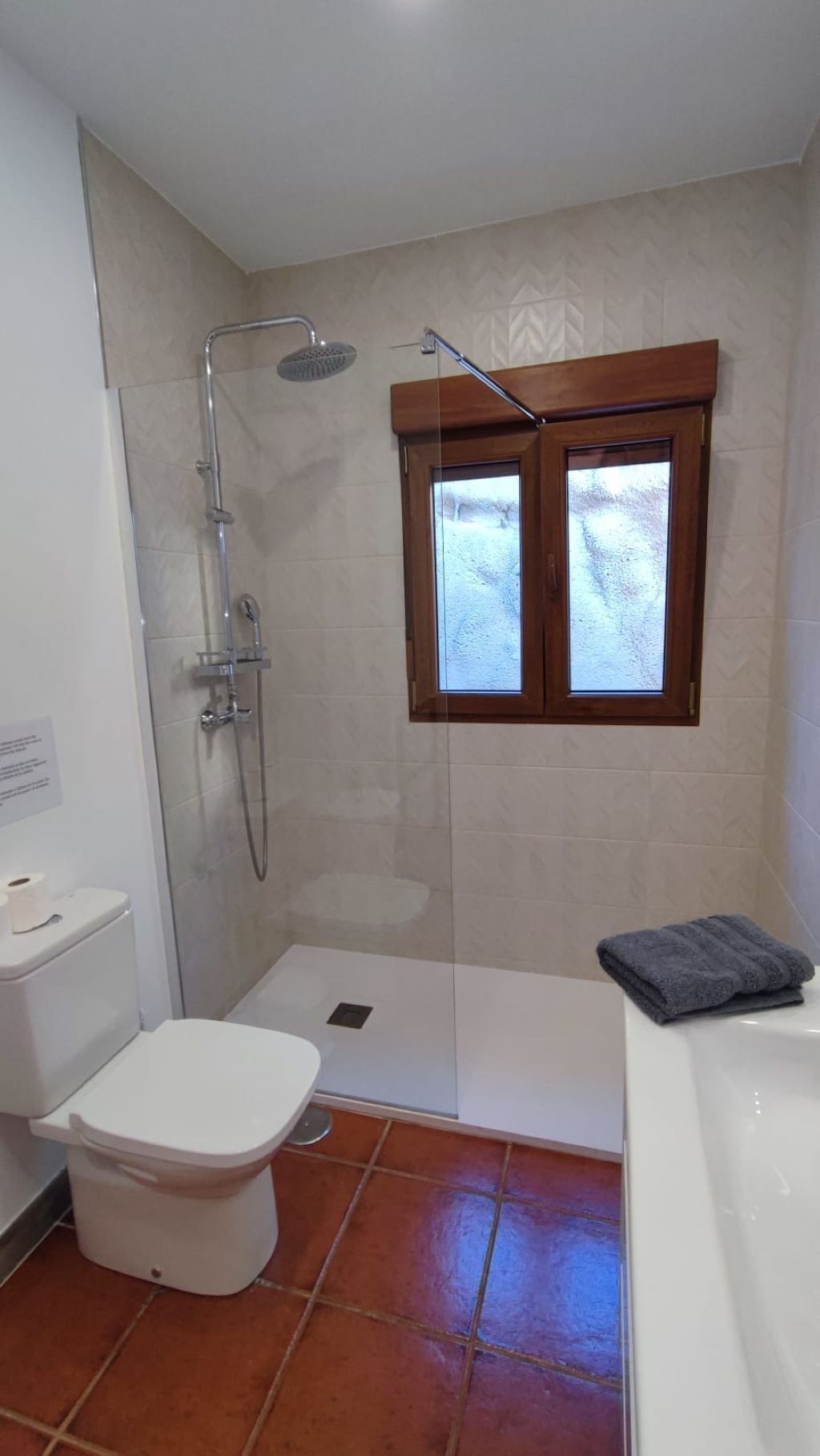Un bany amb dutxa, vàter i banyera.