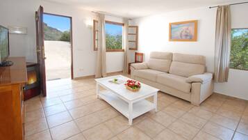 Smart TV, fireplace, DVD player, ping pong