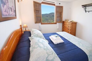 5 habitaciones, tabla de planchar con plancha y cuna de viaje