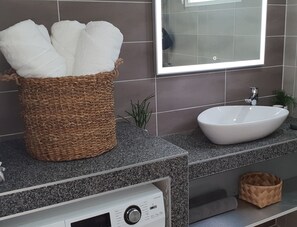 Sèche-cheveux, serviettes fournies, savon, shampoing