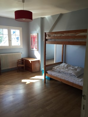 4 makuuhuonetta, silitysrauta/-lauta, vauvan matkasänky, Wi-Fi