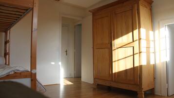 4 dormitorios, tabla de planchar con plancha, cuna de viaje y wifi