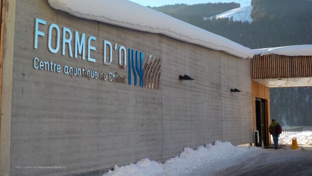A building with a sign reading "FORME D'OUI Centre aquatique de Châtel".
