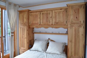 2 dormitorios, tabla de planchar con plancha, cuna de viaje y wifi