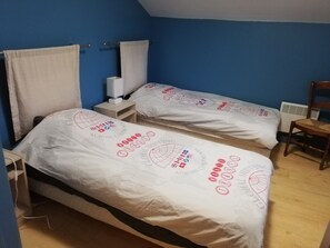 2 bedrooms, iron/ironing board, travel cot, free WiFi