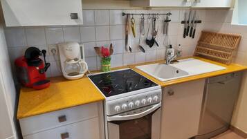 Geladeira, micro-ondas, fogão, cooktop