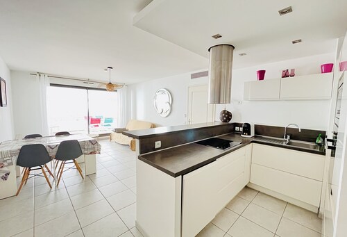 T3 SEA FRONT, AIR CONDITIONING, TERRACE, DOUBLE GARAGE.