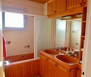 Duschwanne, Haartrockner, Bidet, Toilettenpapier