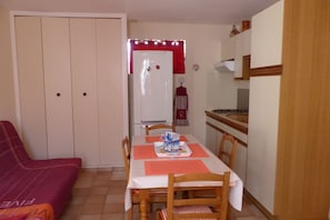Dining - nice country house close to ROYAN (Médis)