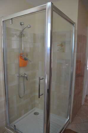 Een douche, een haardroger, toiletpapier