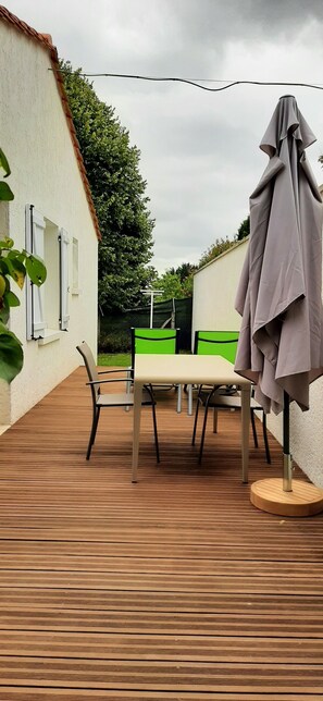 Outdoor dining - nice country house close to ROYAN (Médis)