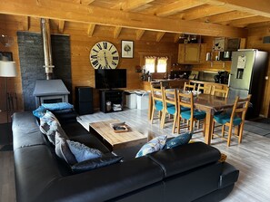 Smart-TV, Kamin, DVD-Player, Bücher