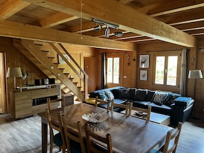 Smart-TV, Kamin, DVD-Player, Bücher