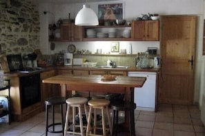 Fridge, microwave, oven, stovetop - Mas Cevenol with pool in Gagnieres (Gagnières)