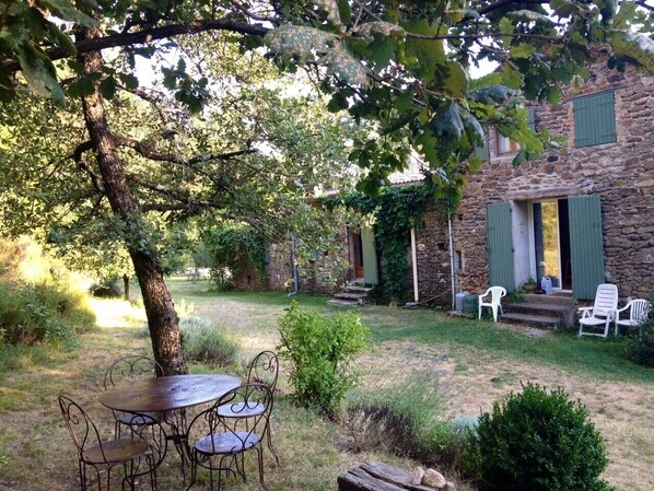 Outdoor dining - Mas Cevenol with pool in Gagnieres (Gagnières)