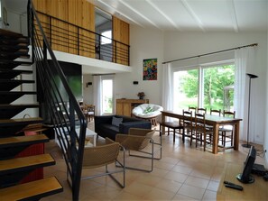 TV, fireplace, books, stereo - Les Amandiers, contemporary house and trailer in Drôme Provençale (Saint-Auban-sur-l'Ouvèze)