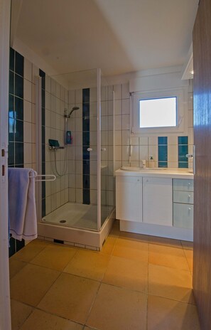 Bathtub, hair dryer, towels, soap - Les Amandiers, contemporary house and trailer in Drôme Provençale (Saint-Auban-sur-l'Ouvèze)