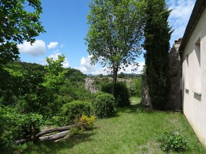 Property grounds - Les Amandiers, contemporary house and trailer in Drôme Provençale (Saint-Auban-sur-l'Ouvèze)