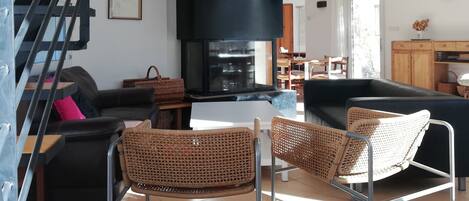 TV, fireplace, books, stereo