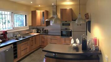 Frigorífico, microondas, horno y placa de cocina