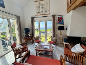 Téléviseur, lecteur de DVD, table de baby-foot, livres