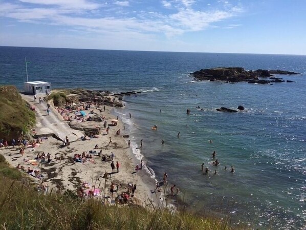 Plage à proximité, chaise longue