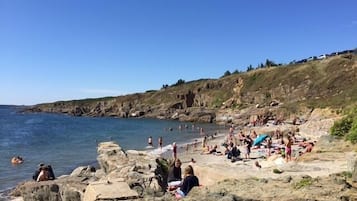 Plage à proximité, chaises longues