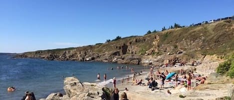 Perto da praia, espreguiçadeiras