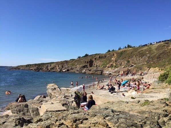 Ubicación cercana a la playa y tumbonas