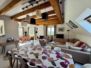 Téléviseur, lecteur de DVD, table de baby-foot, livres