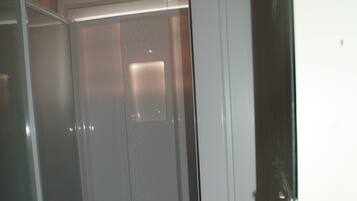 Douche, sĂšche-cheveux, papier toilette