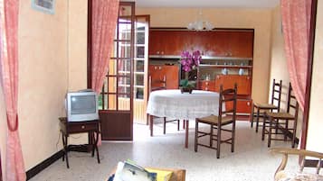 Télévision, lecteur de DVD, livres