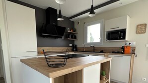 コーヒー / ティーメーカー、冷蔵庫、電子レンジ、オーブン