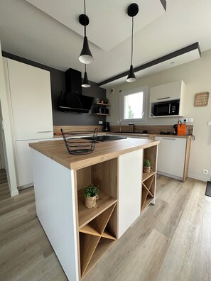 Réfrigérateur, four à micro-ondes, un four, surface de cuisson