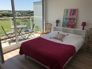 3 bedrooms, in-room safe, iron/ironing board, travel crib