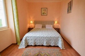 4 habitaciones, tabla de planchar con plancha y cuna de viaje 