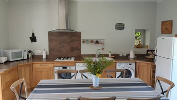 Cafeteira/chaleira, geladeira, micro-ondas, fogão