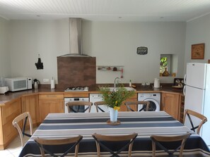 Fridge, microwave, oven, stovetop - Beautiful view of the countryside house 8 pers 4 bedrooms private pool Wifi near Sarlat  (Salviac)