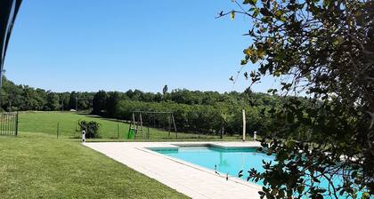 Amplia casa de campo para 8 personas, 4 dormitorios en una tranquila piscina cerca de Sarlat