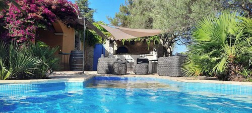 Superbe  villa à 15 ' de la mer 8  pers.proche Hyeres, pisc priv, , calme absolu