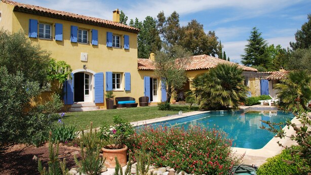 A yellow building with blue shutters, a swimming pool, and surrounding greenery. - Provencal Mas absolute quietness, nice facilities (La Farlède)