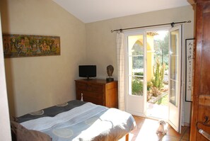 4 bedrooms, desk, iron/ironing board, free WiFi