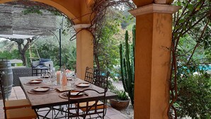 An outdoor dining area with a table set for four, surrounded by chairs, under a pergola. - Provencal Mas absolute quietness, nice facilities (La Farlède)